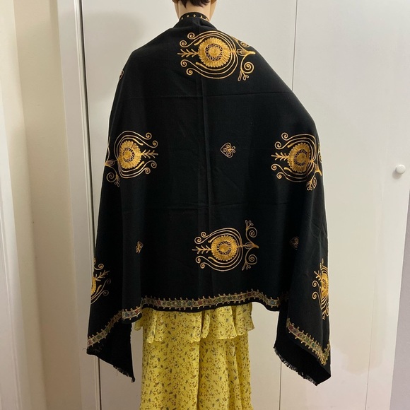 VINTAGE oversized embroidered scarf/wrap - Picture 7 of 9